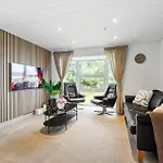 5 Bedroom In בלבאנד